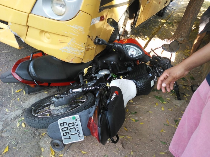 Onibus Escolar sem freio bate em duas motos estacionadas quase em frente a Escola Alda Férrer