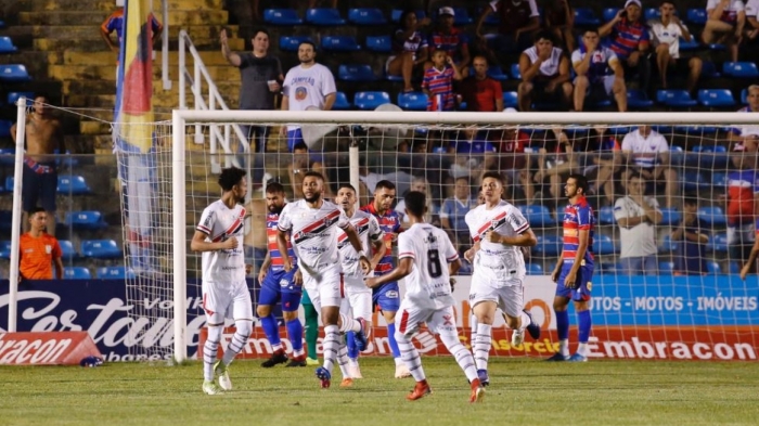 Com gol contra de Quintero Fortaleza perde para o Ferroviário no PV