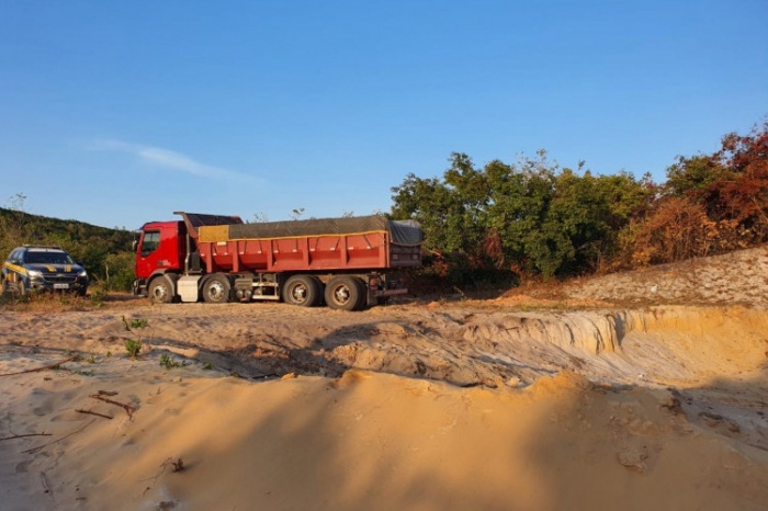 Retirada ilegal de areia é flagrada pela PRF em São Gonçalo do Amarante