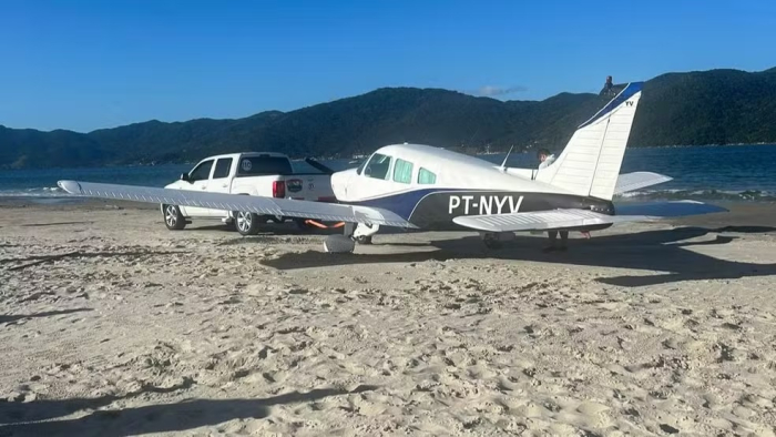 Avião faz pouso de emergência em praia de Santa Catarina